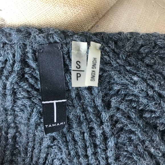 Tahari Grey Knitted Cape Sweater Women's Size Small Fall Winterwear - Picture 7 of 9